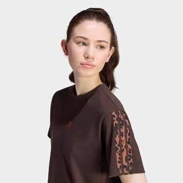 ADIDAS SPORTSWEAR - Camisa funcionais em castanho