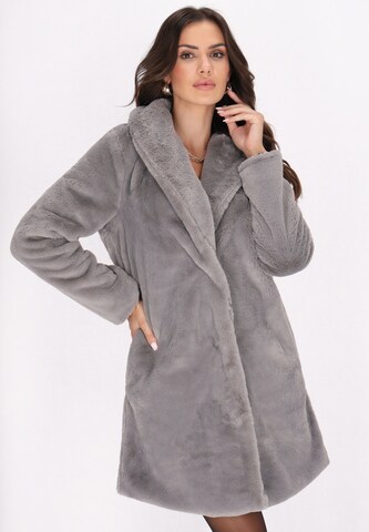 Cappotto invernale di faina in grigio: frontale