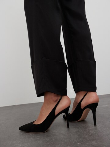 EDITED Bootcut Pantalon 'Ida' in Zwart