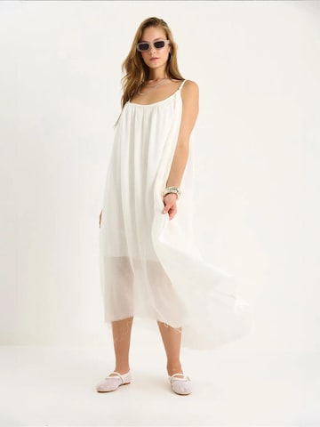 Abito estivo di Bianco Lucci in bianco