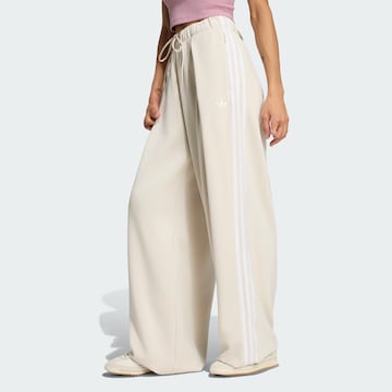 Loosefit Pantaloni con pieghe 'Adidas Originals By Jennie' di ADIDAS ORIGINALS in beige: frontale