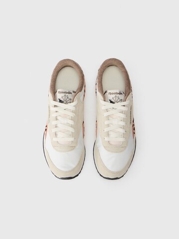 Sneaker low 'CLASSIC' de la Reebok pe bej