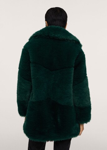 Palton de iarnă 'Purpurin' de la MANGO pe verde