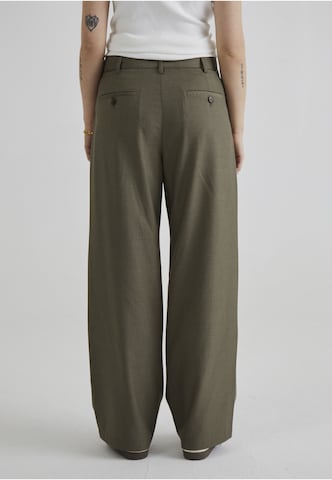 Loosefit Pantaloni con pieghe di Prohibited in verde