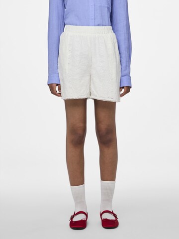 PIECES - regular Pantalón 'PCKilla' en blanco: frente