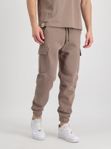 ALPHA INDUSTRIES Tapered Gargohousut 'Organics' värissä ruskea