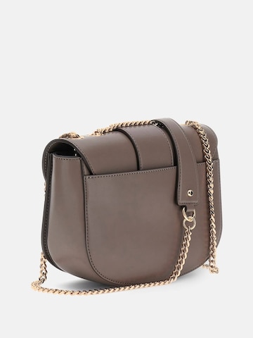 GUESS Umhängetasche 'Jane' in Braun