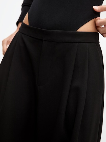 Wide Leg Pantalon à pince Pull&Bear en noir