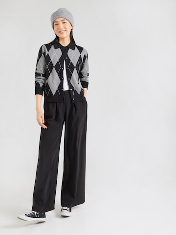 ABOUT YOU Широкий Брюки со складками 'Marla' в Черный