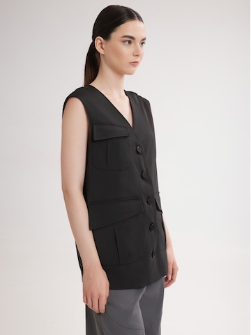 4TAILORS Liivi 'Carlo' värissä musta