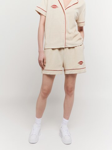 UNFOLLOWED x ABOUT YOU Regular Shorts 'MEMBER' in Beige: predná strana