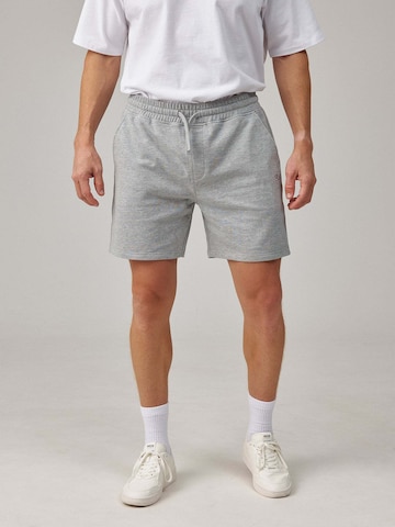 SNOCKS Regular Broek in Grijs: voorkant