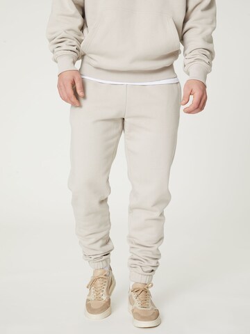 DAN FOX APPAREL Tapered Broek 'Danilo' in Grijs: voorkant