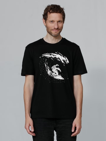 Watapparel Shirt 'Surfing Spaceman' in Zwart: voorkant