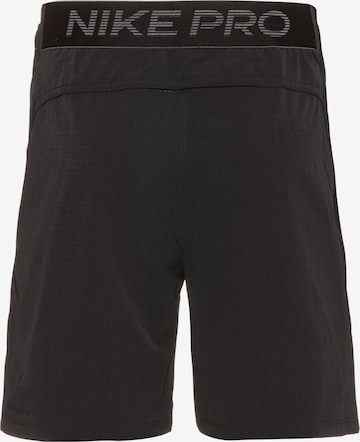 NIKE Regular Sportshorts in Schwarz