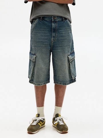 Pull&Bear Loose fit Cargo jeans in Blue: front
