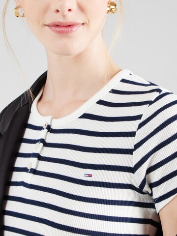 Tricou de la Tommy Jeans pe alb