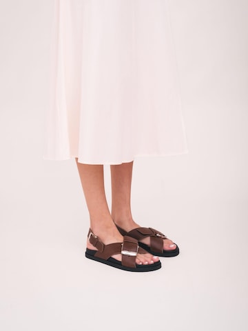 nae Vegan Shoes - Sandalias 'LUNA' en marrón: frente