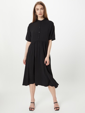 Robe-chemise Monki en noir : devant