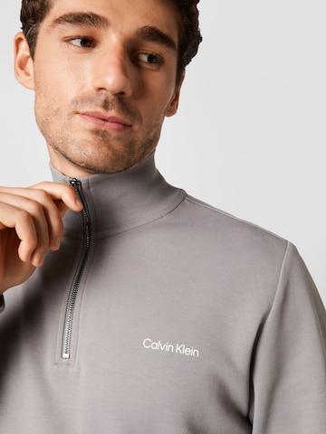 Calvin Klein Collegepaita värissä harmaa