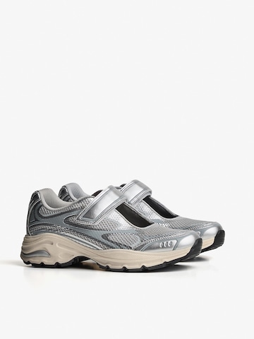 Sneaker low de la Bershka pe argintiu
