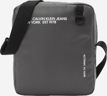 Calvin Klein Jeans Taška cez rameno 'ESSENTIALS' - Sivá: predná strana