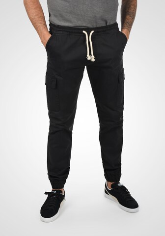 INDICODE JEANS - Tapered Pantalón cargo 'Abbal' en negro: frente