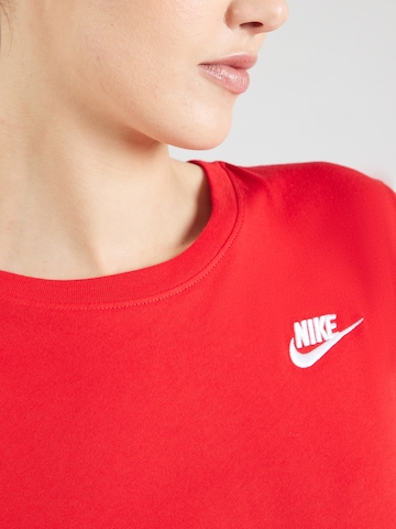 Nike Sportswear - Camisa 'Club Essential' em vermelho