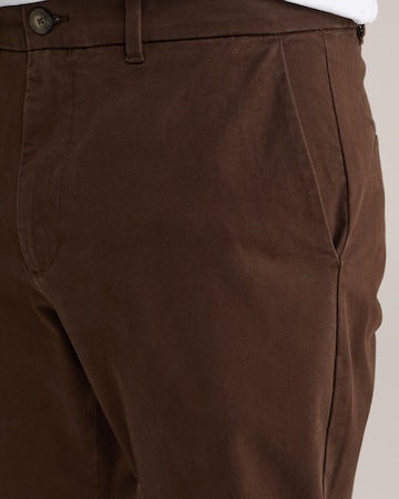 WE Fashion - Regular Calças chino em castanho