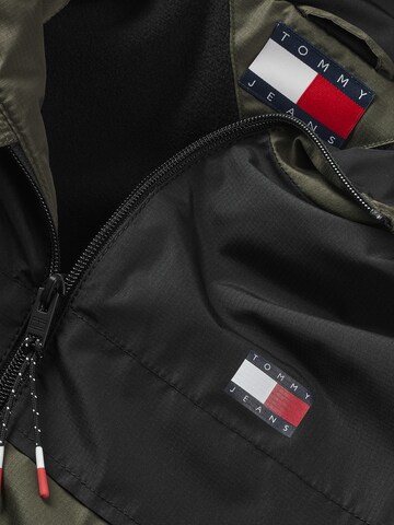 Tommy Jeans Демисезонная куртка 'CHICAGO' в Зеленый