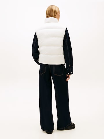 Vestă 'ESSENTIAL' de la Tommy Jeans pe alb: spate