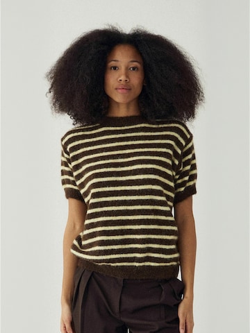 Top ' N-Monikah ' di Noella in giallo