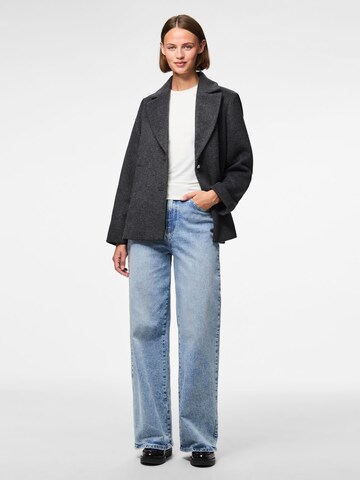 Manteau mi-saison 'PCJasmin' PIECES en noir