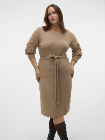 Vero Moda Curve Gebreide jurk 'VMCPippa' in Bruin: voorkant