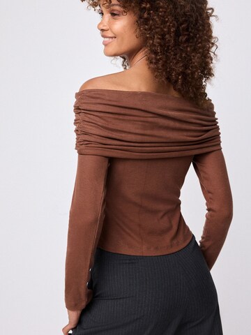 T-shirt Next en marron : devant