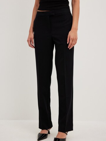 NA-KD Regular Pleated Pants in Black: front