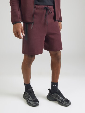 Loosefit Pantaloni 'TCH FLC' di Nike Sportswear in rosso: frontale