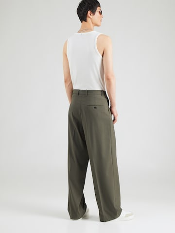 WEEKDAY - Loosefit Calças com pregas 'Uno' em verde
