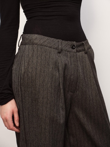 RÆRE by Lorena Rae Loosefit Παντελόνι πλισέ σε καφέ