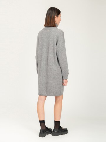 Influencer - Vestido em cinzento