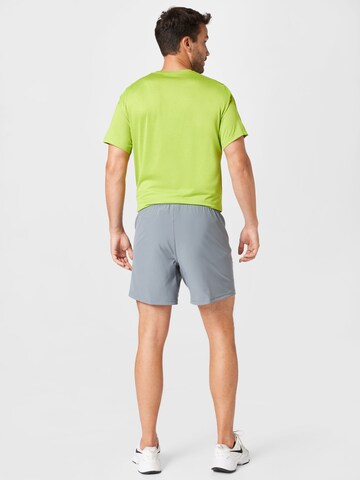 Regular Pantaloni sport de la NIKE pe gri