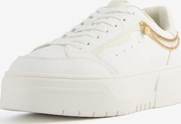 Bershka Sneakers in White: front