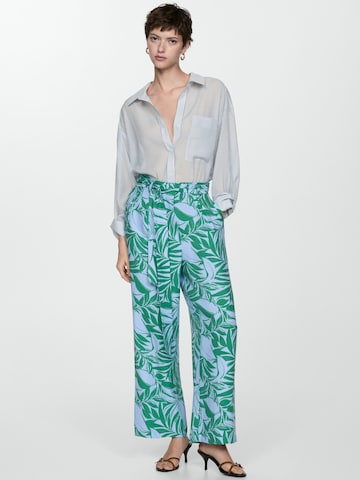 Largi Pantaloni cutați 'Twist' de la MANGO pe verde