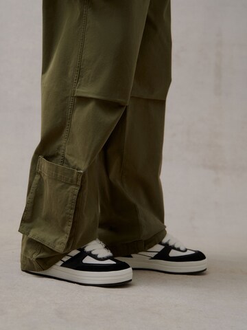 THE ELECTRIC STATE COLLECTION Regular Cargo trousers in Green