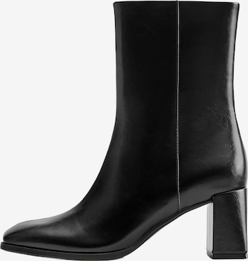 Botine de la Pull&Bear pe negru: față