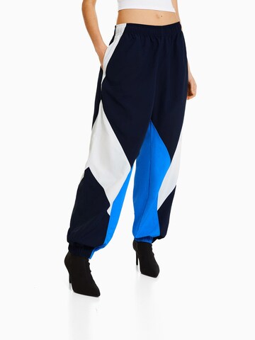 Loosefit Pantalon Bershka en bleu : devant