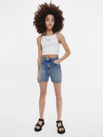 Calvin Klein Jeans قطعة علوية بلون أبيض