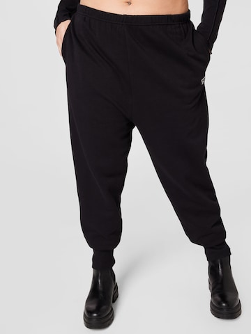 Reebok Lużny krój Spodnie w kolorze czarny: przód
