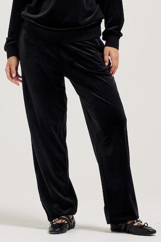 Juicy Couture Tapered Hose in Schwarz: Vorderseite