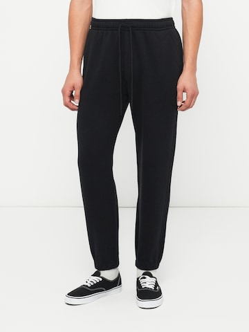Abercrombie & FitchTapered Hlače 'ESSENTIAL' - crna boja: prednji dio